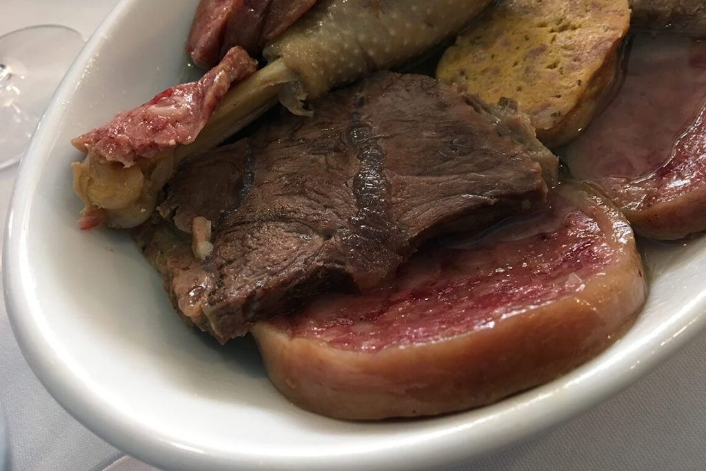 Lesso e bollito web piatto bollito